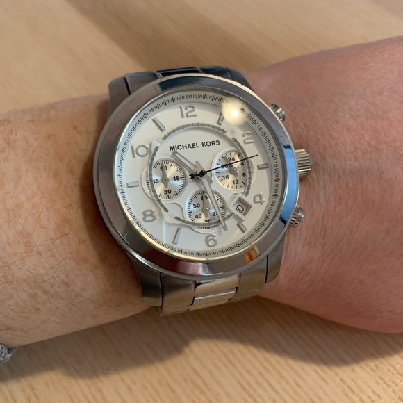 Michael Kors Oversized Watch - Picture 4 of 7